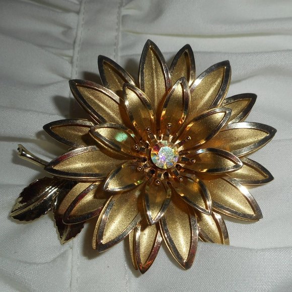 Vintage Gold Flower Pin Marked CORO - Picture 1 of 2